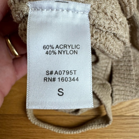 Beige Top size small - Picture 6 of 6